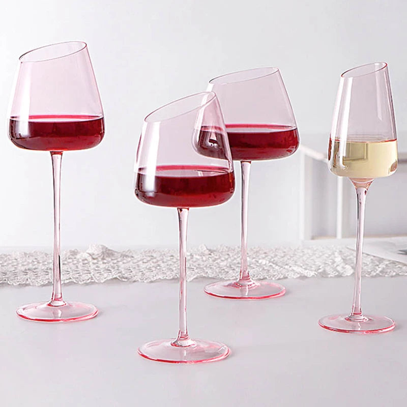 Set med 2 rosa kristallvinglas, handblåsta. Perfekta designglas för en lyxig dukning.