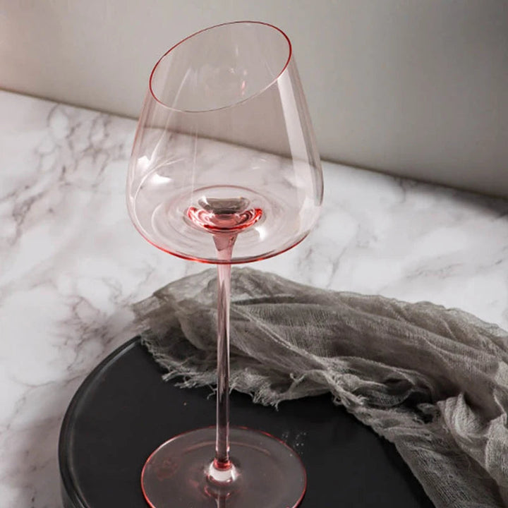 Två rosa munblåsta vinglas i kristall. Ett elegant set som festtillbehör eller present.