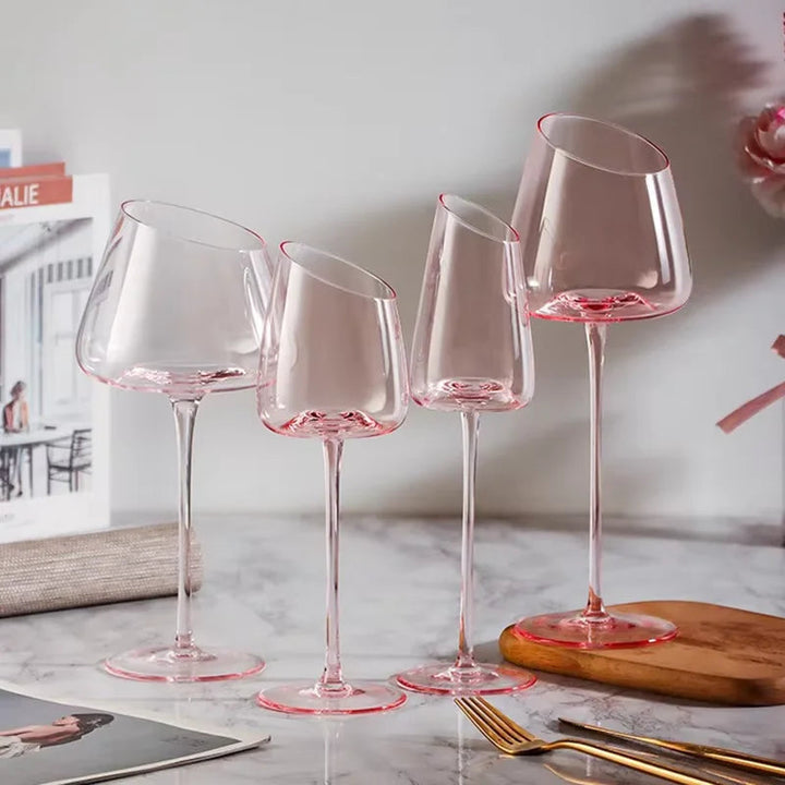 Handblåsta eleganta rosa kristallvinglas. Kvalitetsdryckesglas för speciella tillfällen.