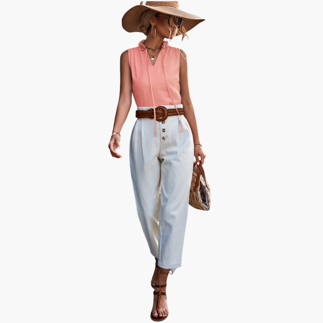 Blå ärmlös blus med chic volangdetalj och knytning i midjan. Casual och elegant sommarmode för kvinnor.