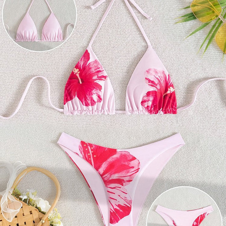 Rosa triangelbikini för dam med blommönster och justerbara axelband. Perfekt för strand och sommar.