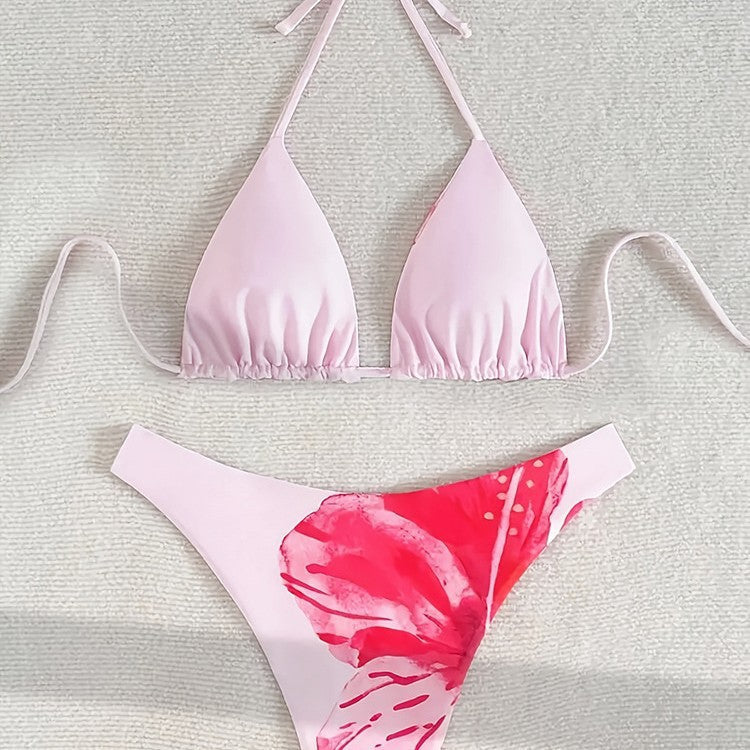 Elegant blommig triangelbikini för dam i rosa, idealisk som badkläder för sommar och strandliv.