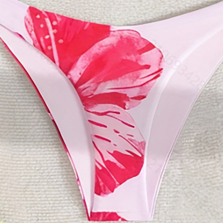 Blommig rosa triangelbikini dam, med justerbara band. Perfekt baddräkt för sommar och strand.