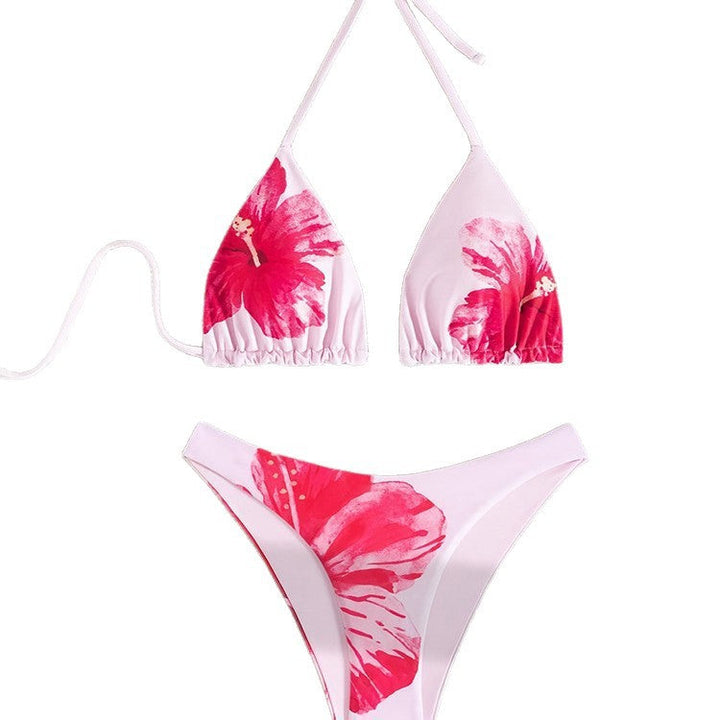 Kvinnlig triangelbikini i rosa med vackert blommönster. Justerbara axelband för optimal passform.