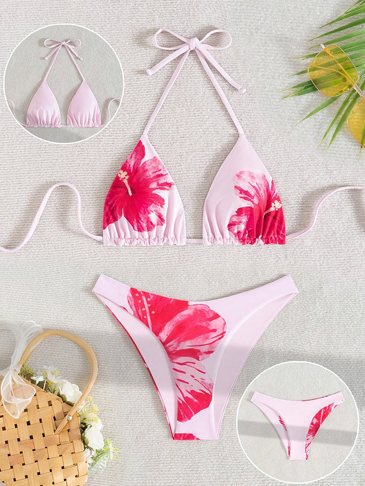 Stilren damtriangelbikini i rosa med blommönster. Justerbar baddräkt för sommar- och strandmode.