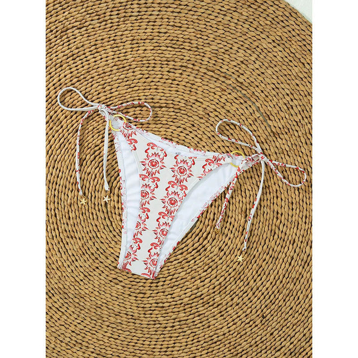Justerbar rosa triangelbikini dam med guldringar. Idealiska badkläder för sommar, strand och pool.