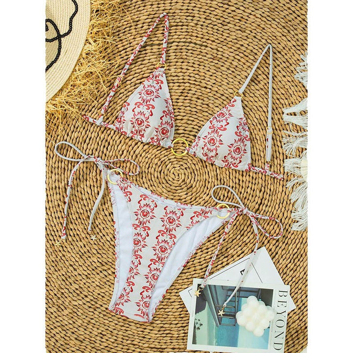 Somrig rosa triangelbikini för kvinnor med guldringar & justerbara sidor. Ideala badkläder för strand & pool.
