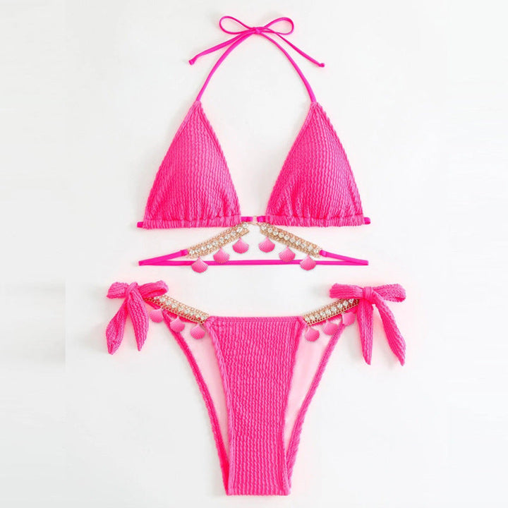 Vacker rosa triangelbikini med dekorativa fransar och skimrande detaljer. Stilrena badkläder för dam under sommaren.