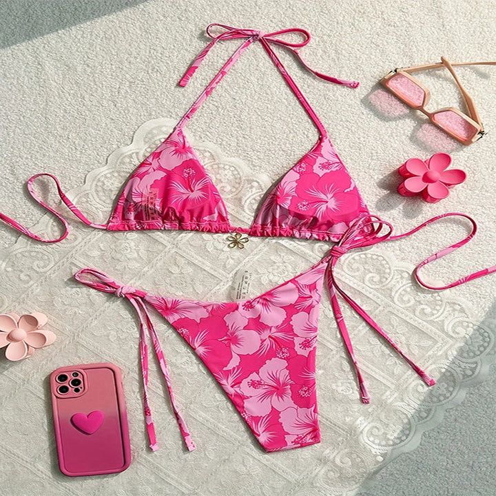 Damer triangelbikini med blommigt mönster i rosa. Justerbara band. Idealisk för strand och sommar.