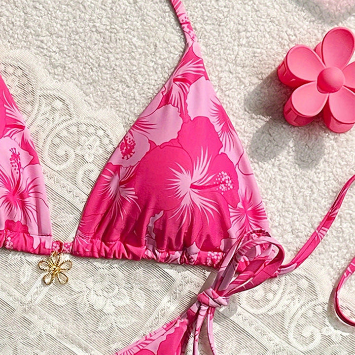 Rosa blommig triangelbikini dam. Justerbara band. Trendiga badkläder för sommar och soliga stränder.