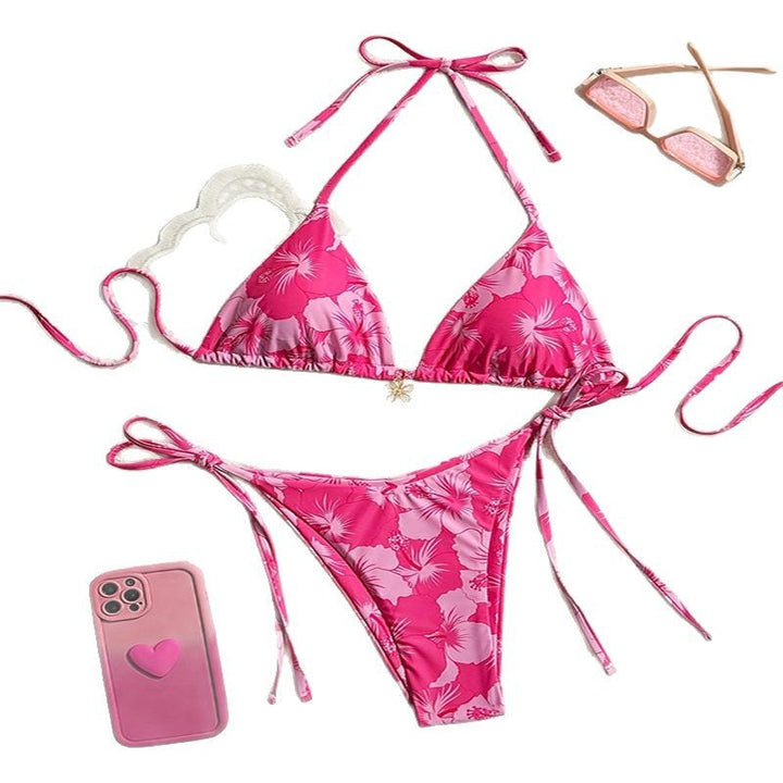 Somrig triangelbikini för damer med vackert blommönster. Rosa färg, justerbara band. Perfekt för stranden.