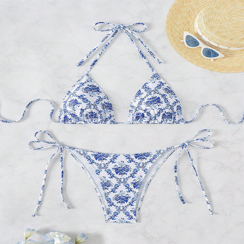 Rosa triangelbikini med livfullt blommönster för dam. Perfekt för sommarens strand & pool.