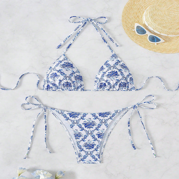 Rosa triangelbikini med livfullt blommönster för dam. Perfekt för sommarens strand & pool.