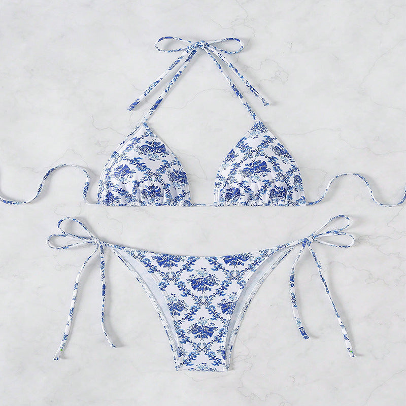 Somrig rosa bikini med blommönster för kvinnor. Perfekta badkläder för soliga dagar på stranden.
