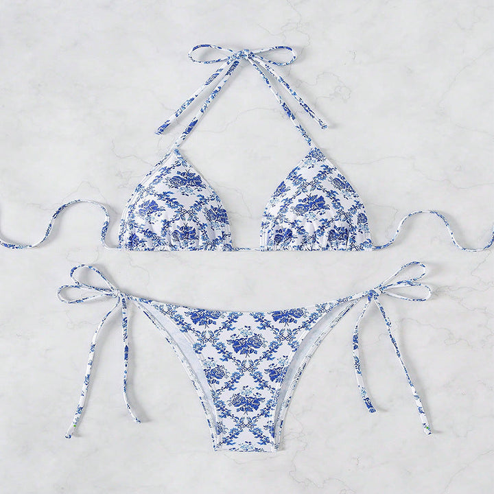 Somrig rosa bikini med blommönster för kvinnor. Perfekta badkläder för soliga dagar på stranden.