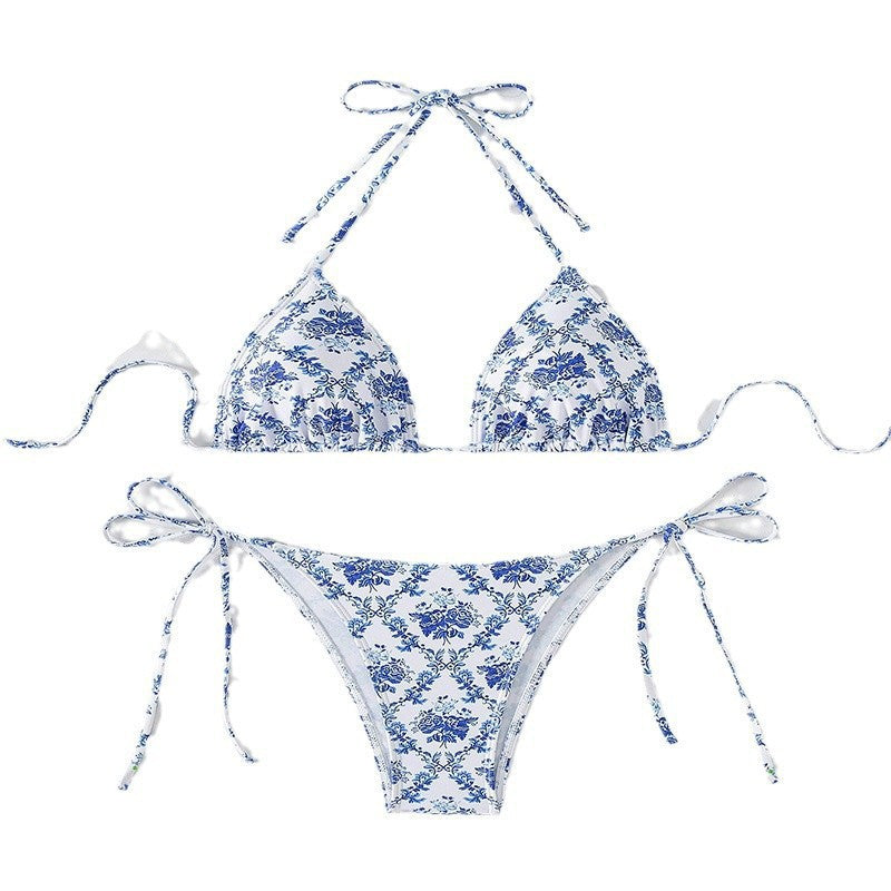 Elegant damtriangelbikini i rosa med blommigt print. Trendigt badmode för sommarens sol & bad.