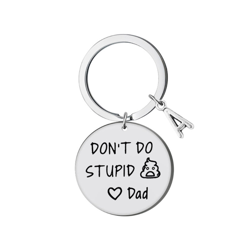 Nyckelring i rostfritt stål med polerad yta och gravyr med ett humoristiskt budskap, en perfekt presentaccessoar.