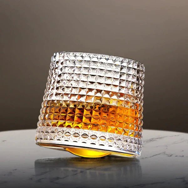 Roterande whiskyglas i blyfritt kristall. Elegant design för en förhöjd njutning av sprit.