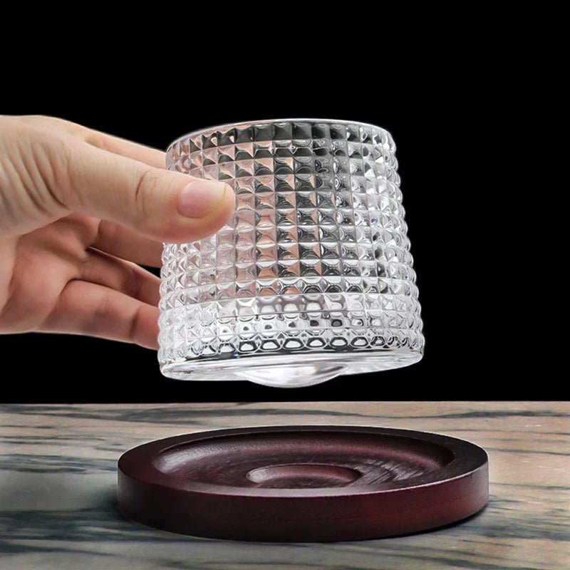 Set med roterande whiskyglas. Blyfritt kristall; ett måste bland drinktillbehör för hemmet.