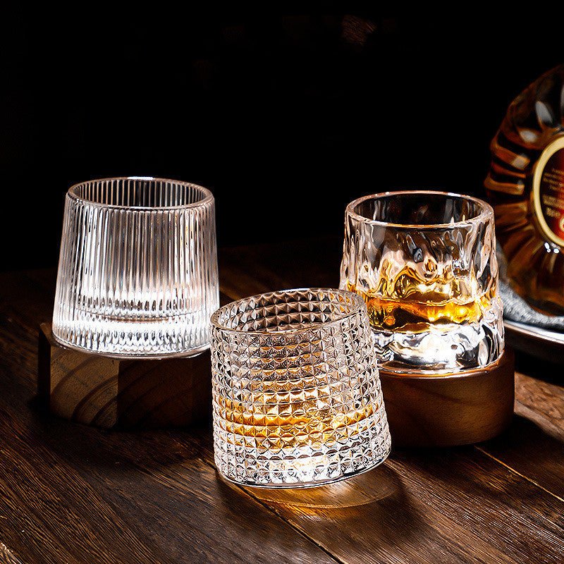 Detaljbild på ett blyfritt kristallglas, som visar den eleganta roterande whiskyglasdesignen.