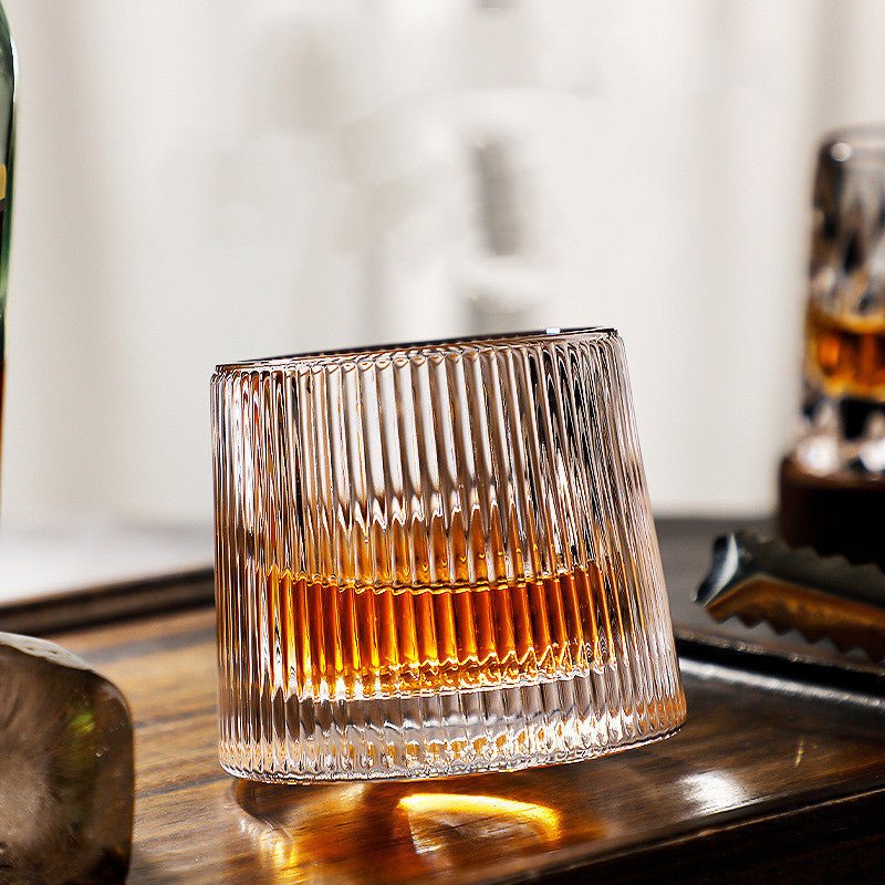 Modern roterande design på ett blyfritt whiskyglas. Perfekt för att servera sprit och drinkar.
