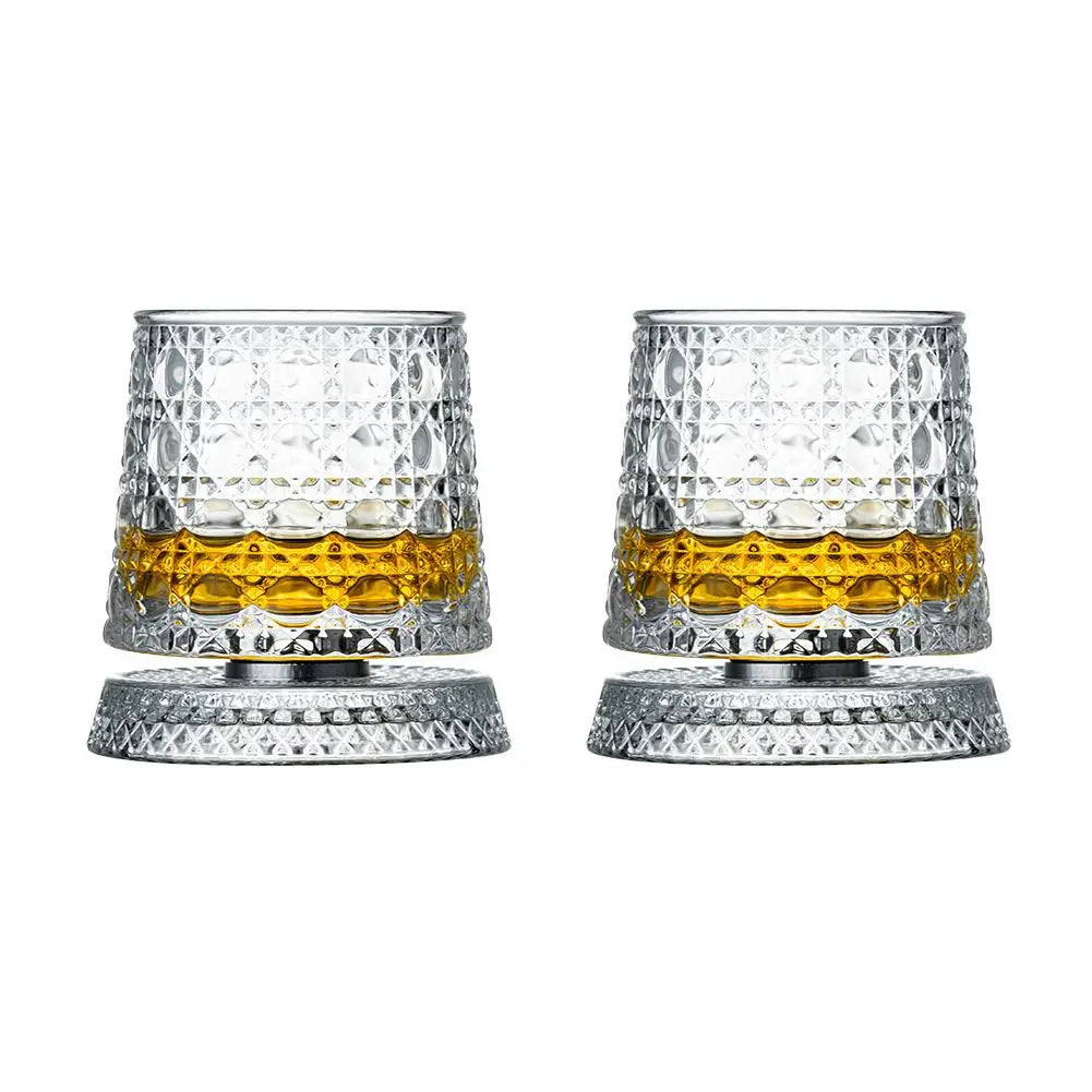 Två roterande whiskyglas i kristall. Elegant design för whiskyälskaren och hemmabaren.