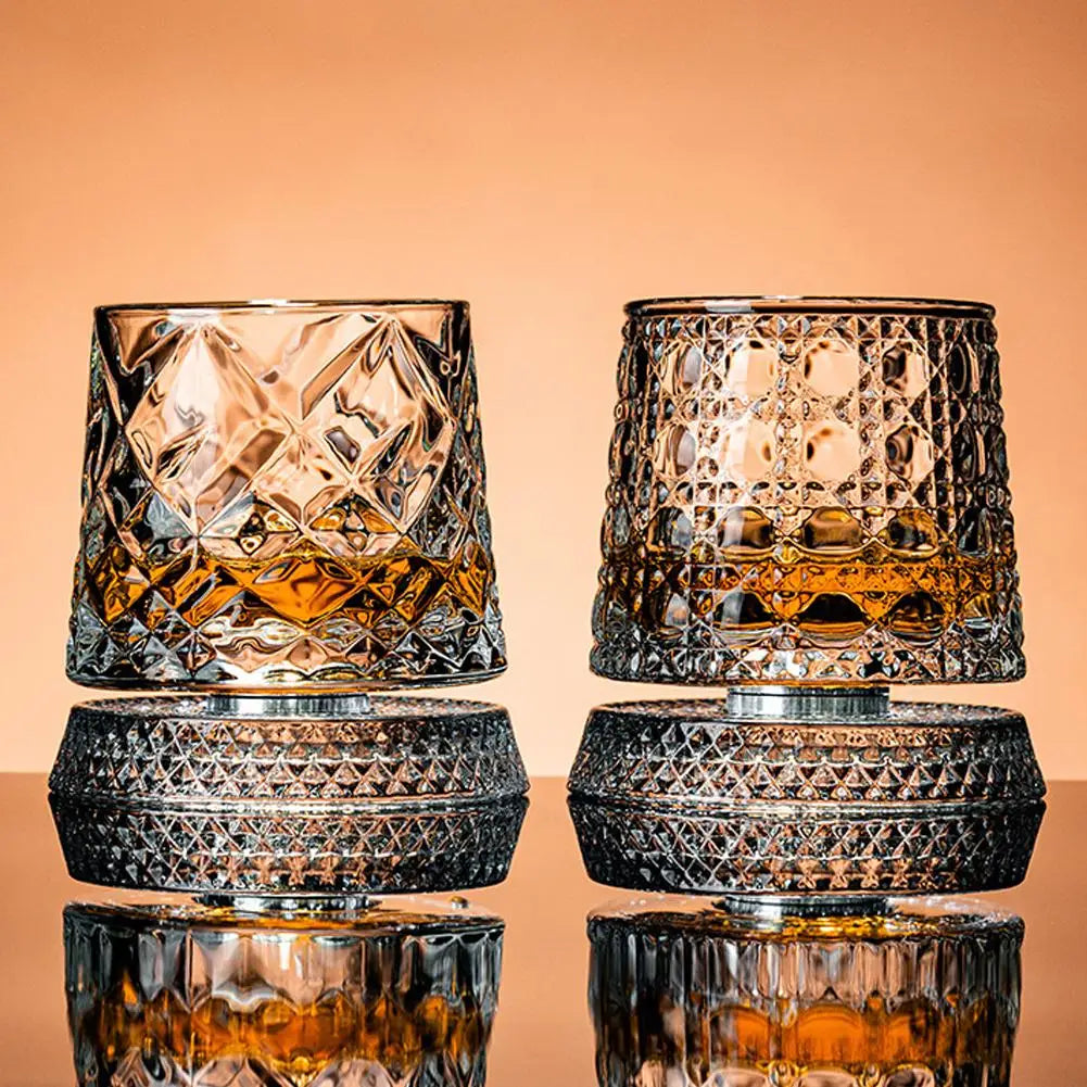 Stilrent roterande whiskyglas i kristall, perfekt för whisky, cocktails eller som present.