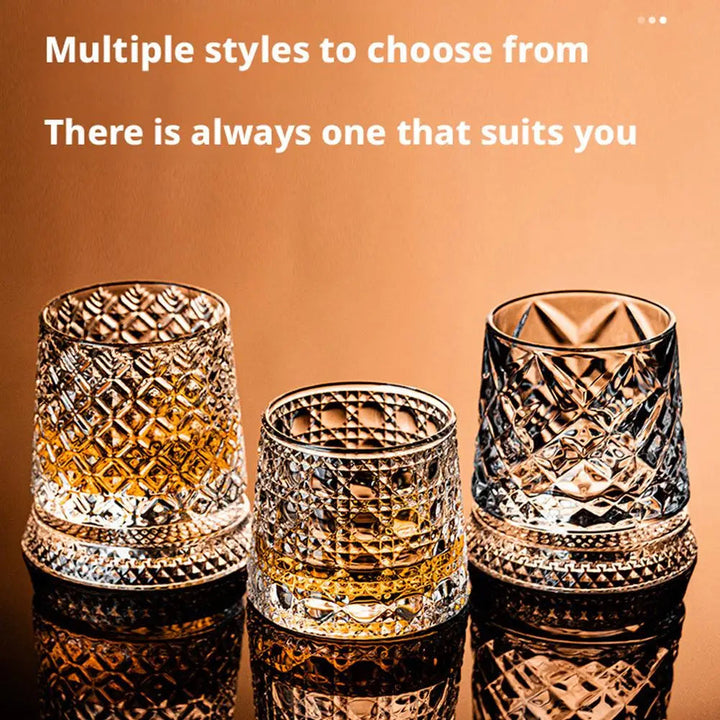 Njut av din favoritwhisky med detta roterande kristallglas set. Två lyxiga drinkglas.