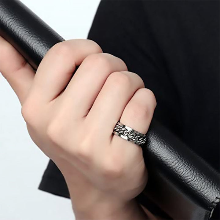 Roterbar unisex ring i titanstål, svart och stilren; elegant accessoar för modern och mångsidig stil.