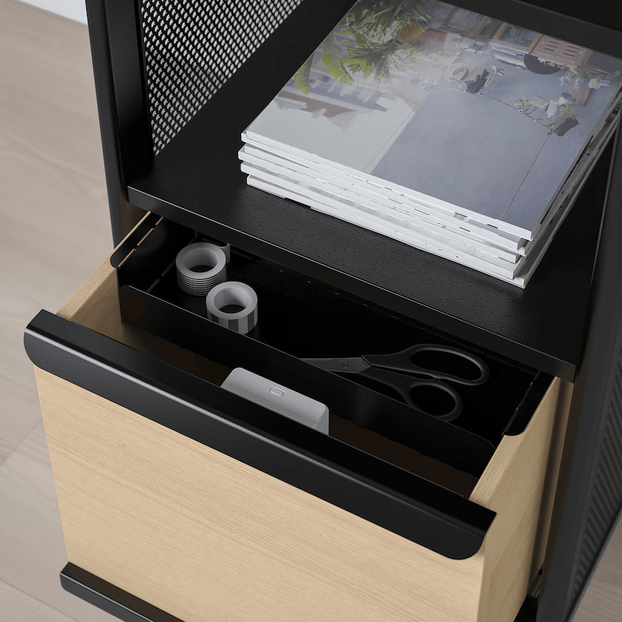 Elektroniskt lås installerat på en byrålåda med kontorsmaterial