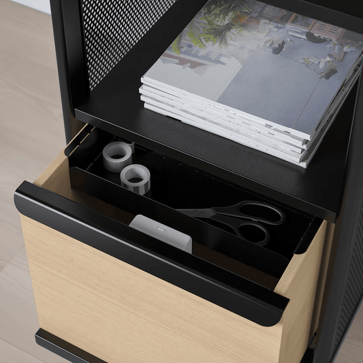 Elektroniskt lås installerat på en byrålåda med kontorsmaterial