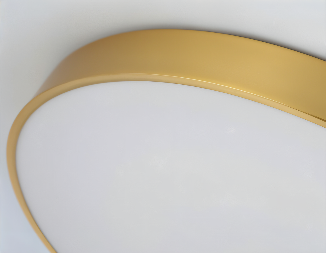 Minimalistisk rund LED taklampa, platt och elegant för en modern belysningslösning.