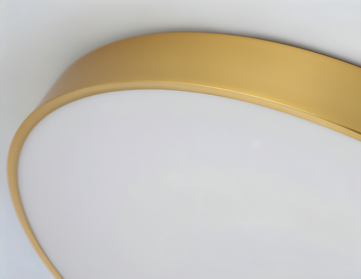 Minimalistisk rund LED taklampa, platt och elegant för en modern belysningslösning.