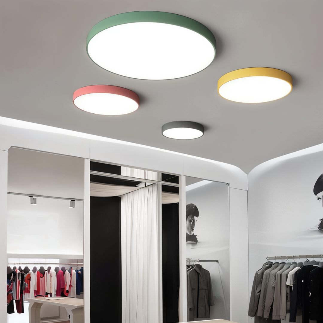 Tunn, modern LED taklampa med minimalistisk design för vardagsrum och sovrumsbelysning.