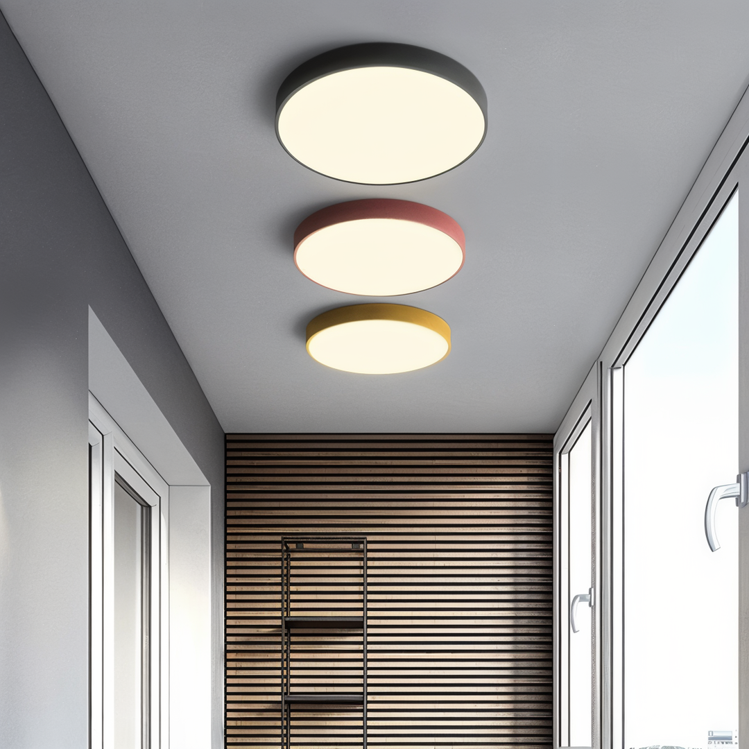 Energieffektiv rund LED-lampa, takmonterad, ger stilren belysning i alla rum.