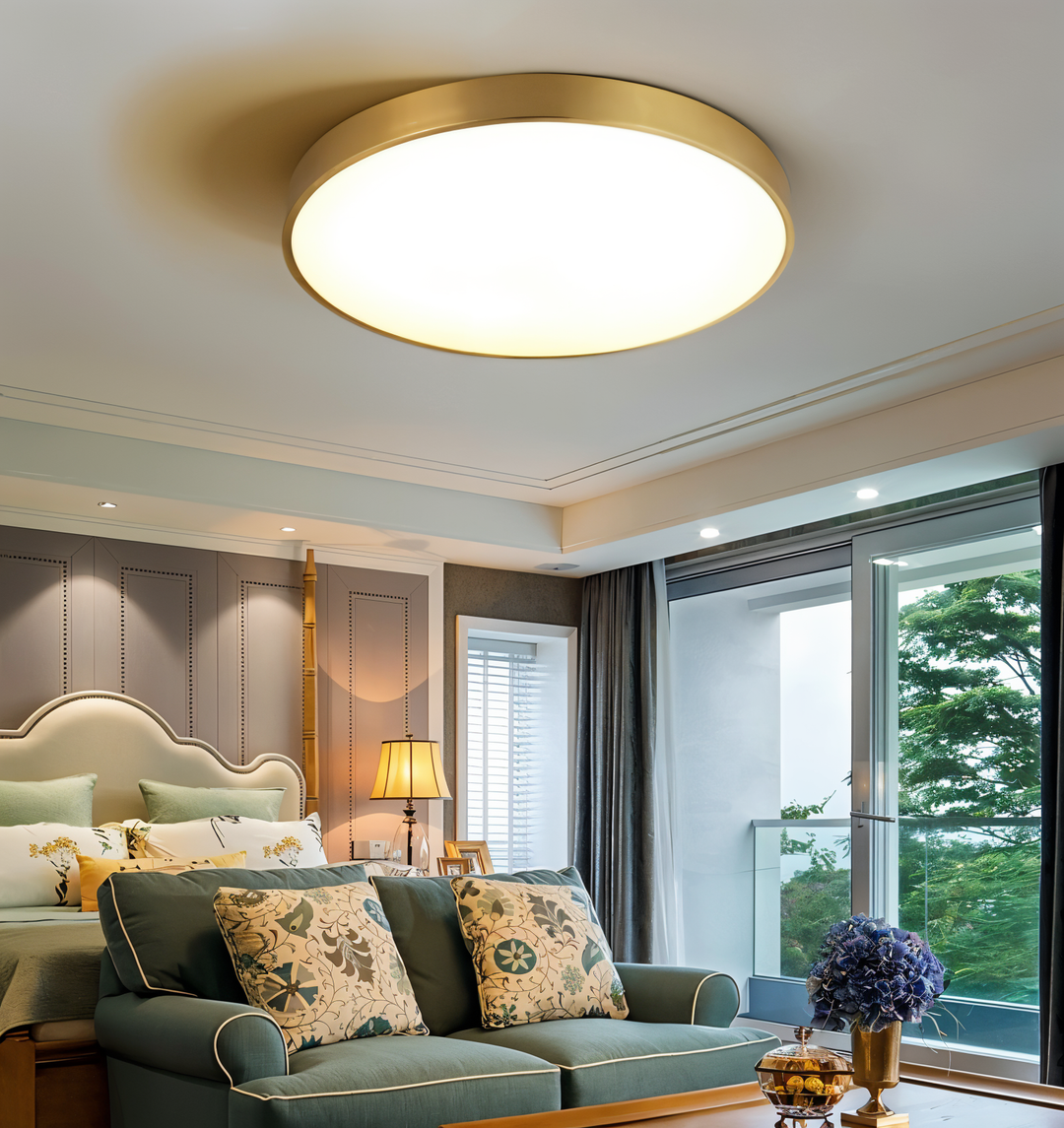 Rund LED taklampa i minimalistisk design, tunn och modern för takmontering i hemmet.