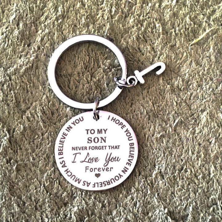 "Rund nyckelring för son/dotter i rostfritt stål, symboliserar kärlek och omsorg, perfekt accessoar och meningsfull gåva."