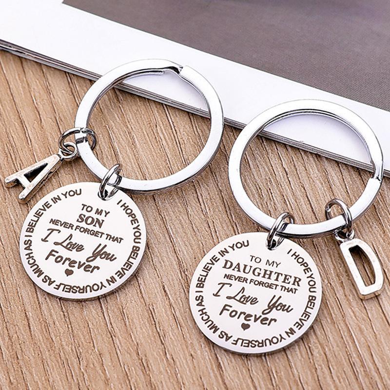 "Rund nyckelring för son/dotter i rostfritt stål, symboliserar kärlek och omsorg, perfekt accessoar och meningsfull gåva."