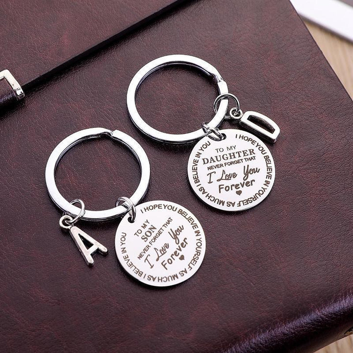 "Rund nyckelring för son/dotter i rostfritt stål, symboliserar kärlek och omsorg, perfekt accessoar och meningsfull gåva."