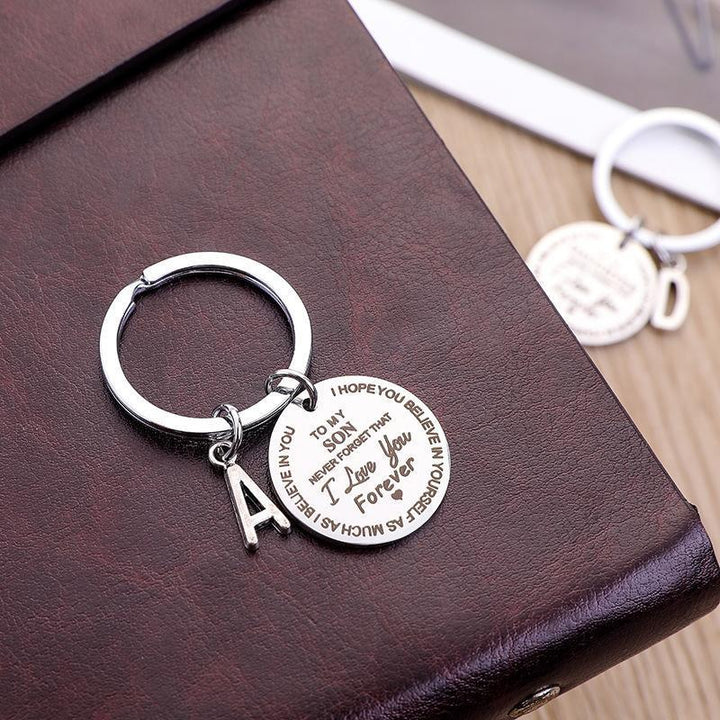 "Rund nyckelring för son/dotter i rostfritt stål, symboliserar kärlek och omsorg, perfekt accessoar och meningsfull gåva."