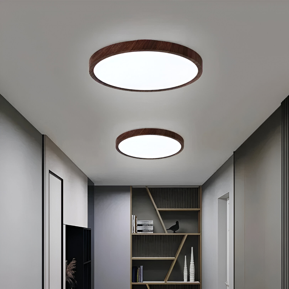 Energieffektiv LED-taklampa, justerbar ljusfärg. Rund design med trädetaljer, perfekt heminredning.