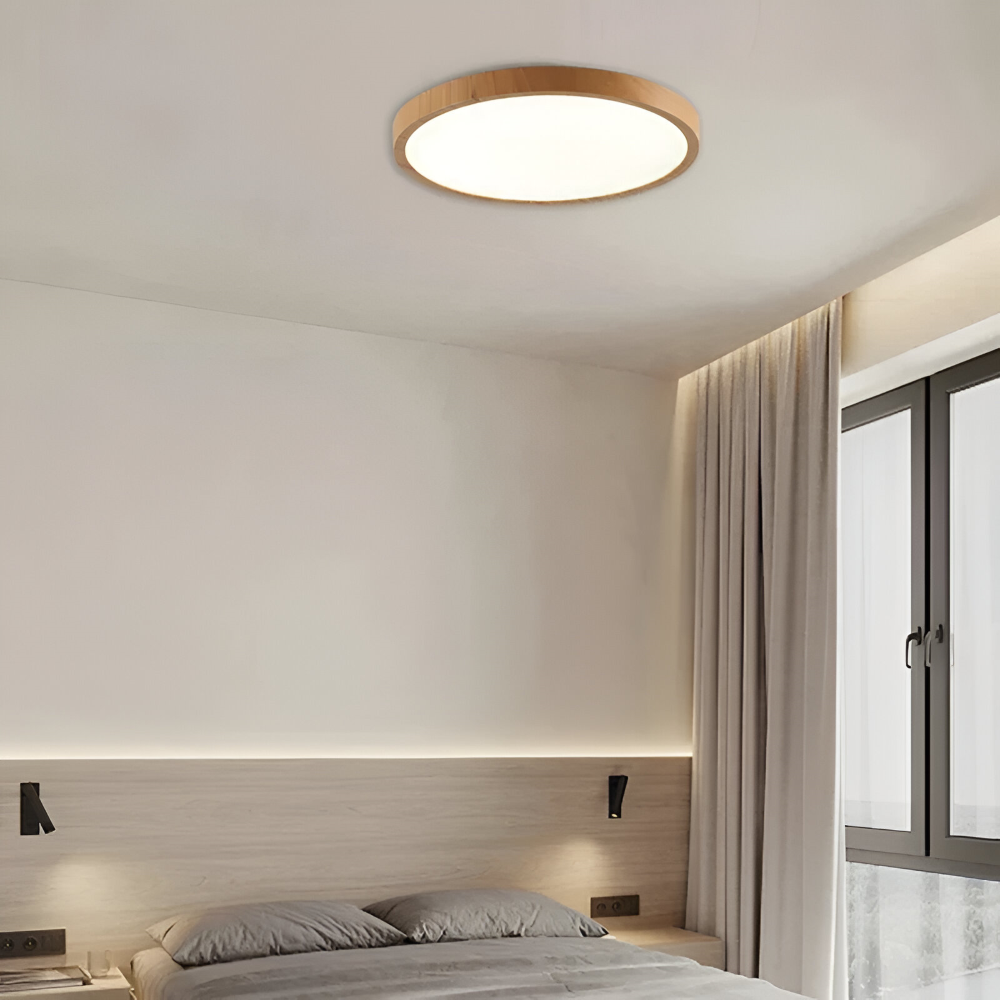Stilren, rund taklampa för moderna bostäder. Vacker takbelysning med valnötsdetaljer och LED.