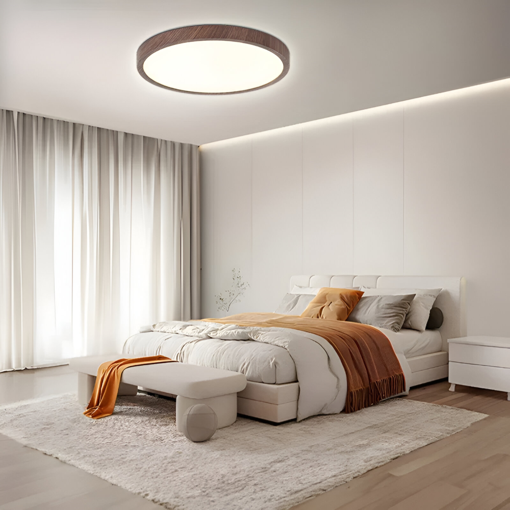 Elegant rund taklampa i valnötsfinish. Modern LED-belysning med trädetaljer för stilfull inredning.