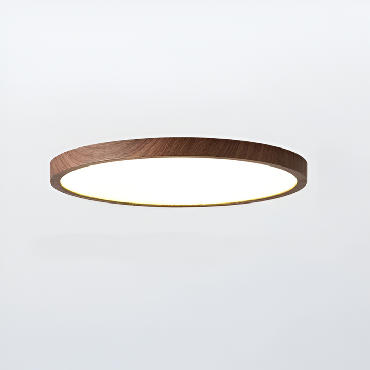 Stilfull rund LED-taklampa med trädetaljer, ger behagligt och energieffektivt ljus. Modern design.