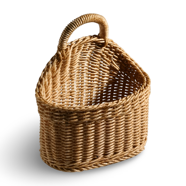 Elegant rustik väggkorg i flätad design, perfekt för stilfull och organiserad hemförvaring.