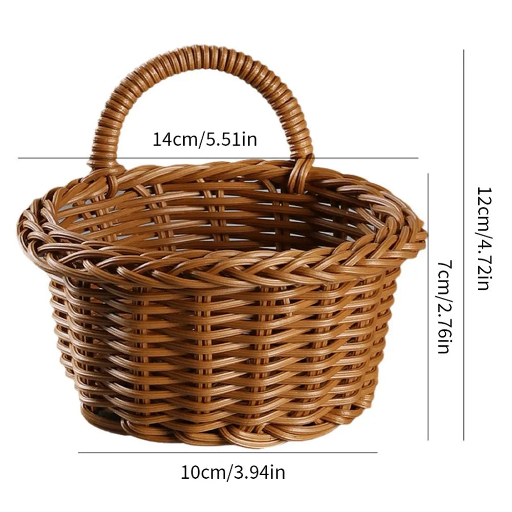 Närbild på den flätade strukturen av en rustik väggkorg; framhäver hantverket och materialet.