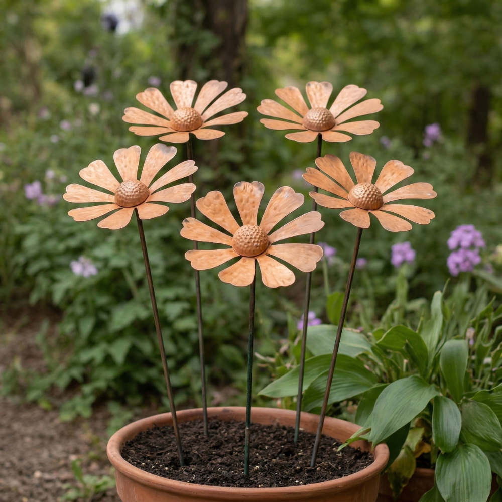 Rustik kamomill trädgårdspåle i metall, väderbeständig blomsterskulptur för utomhusdekoration.