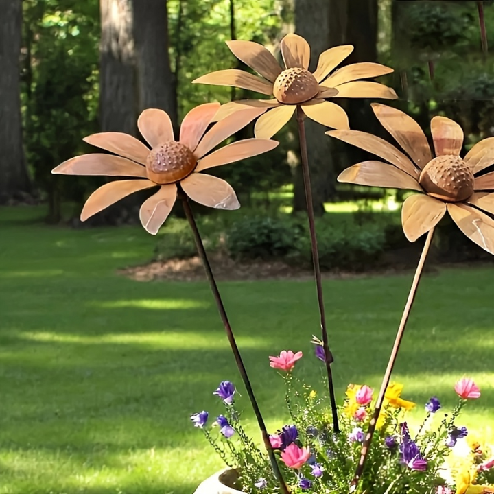 Vacker kamomillblomsterskulptur på påle i rostig metall, perfekt som trädgårdsfigur och utomhusdekoration.