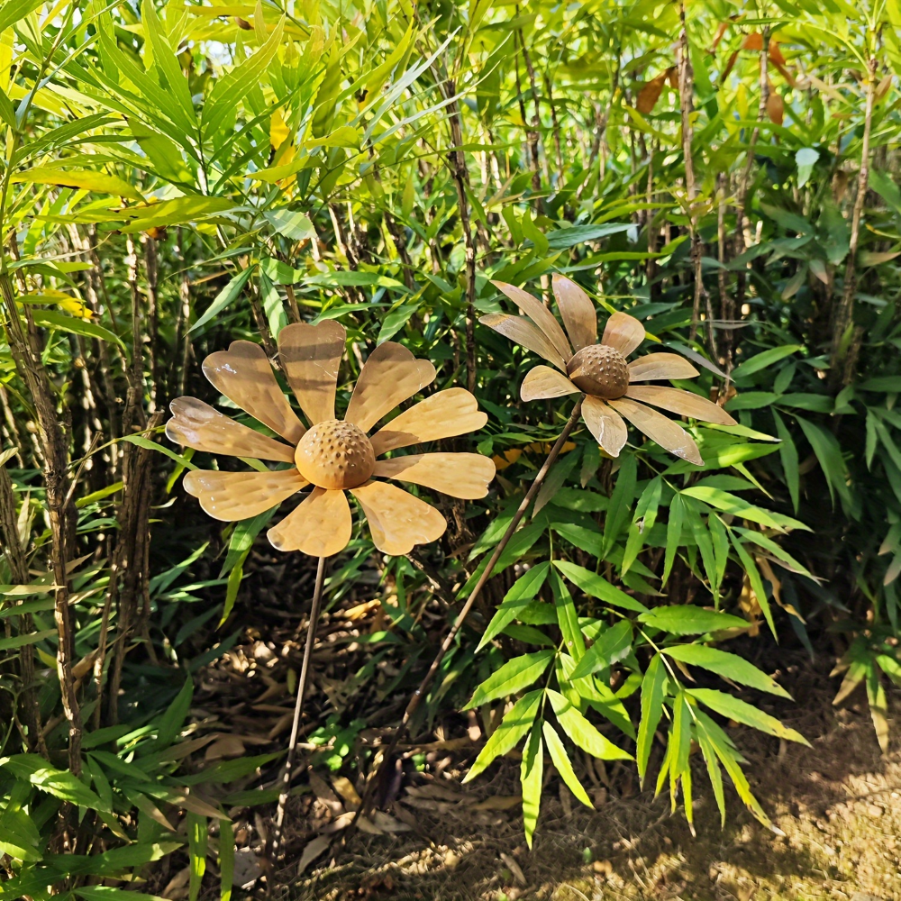 Rustik metall kamomill konstverk, en väderbeständig blomsterskulptur som trädgårdsfigur och dekoration.