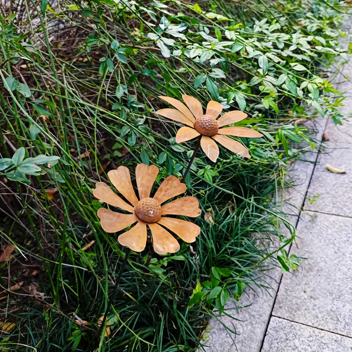 Metall kamomill trädgårdspåle, rostig blomsterskulptur för väderbeständig utomhusdekoration i trädgården.